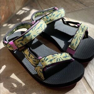 NWOT Teva Kids Universal Black and Yellow Patterned Sandals